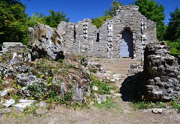 Руины абхазско-аланского храма в Лоо