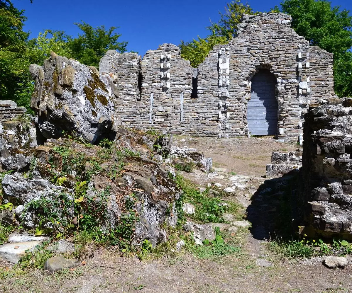 Руины абхазско-аланского храма в Лоо
