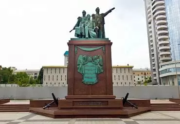 Памятник основателям Новороссиска