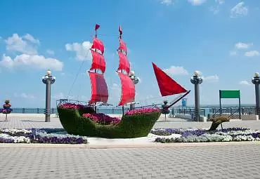 Корабль памятник «Алые паруса»